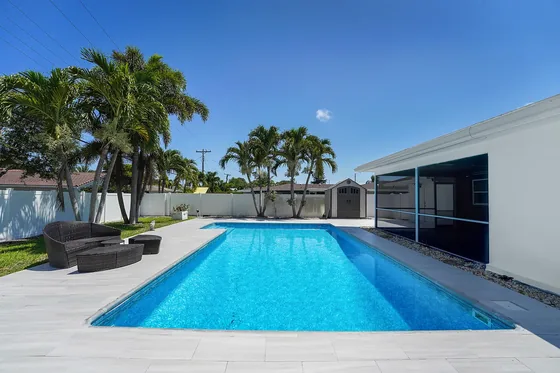 Single family home at 600 NW 12th Avenue in Boca Raton, Florida